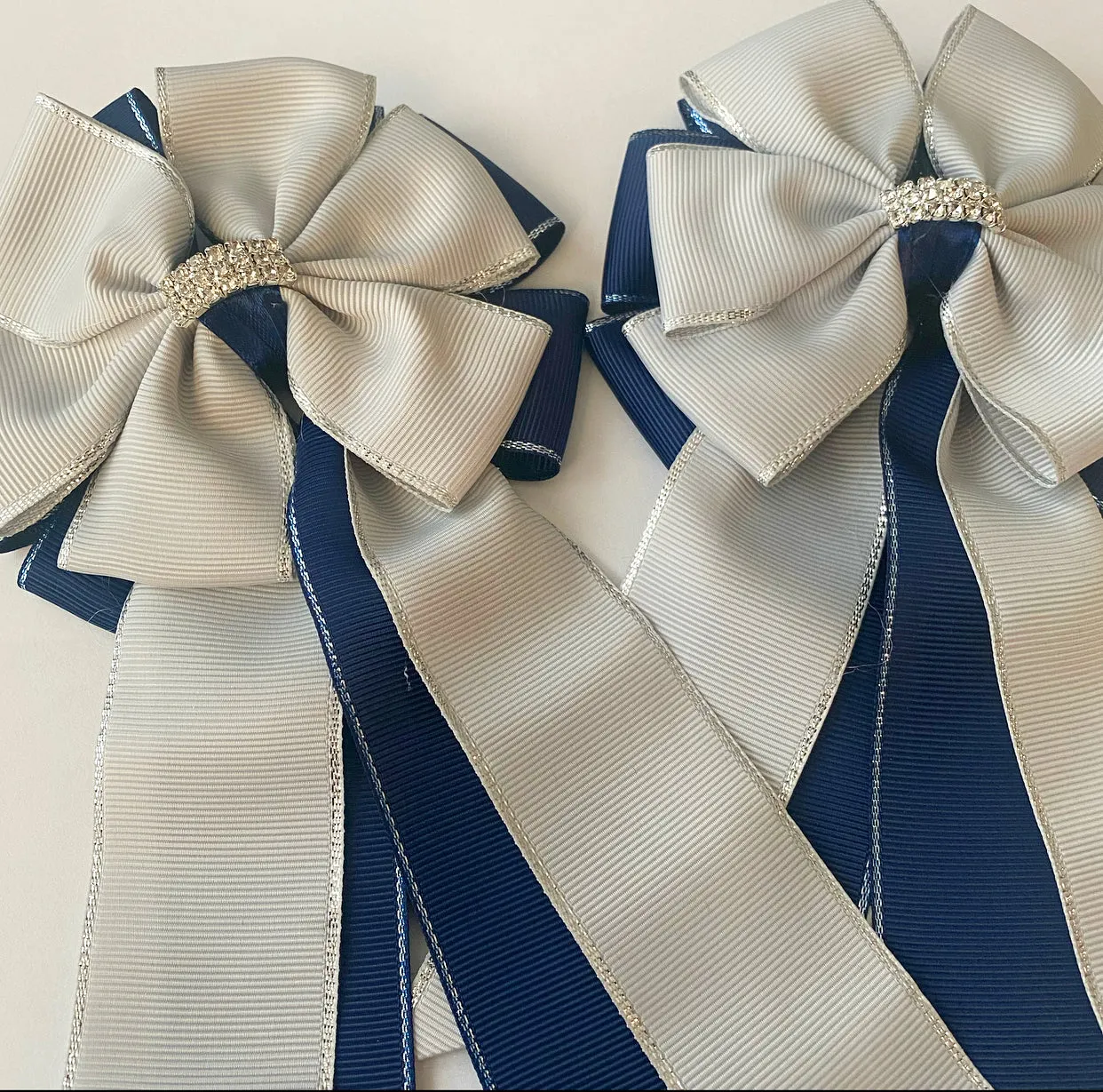 ☀️ Show Bows: Dove Gray on Navy ☀️ NEW